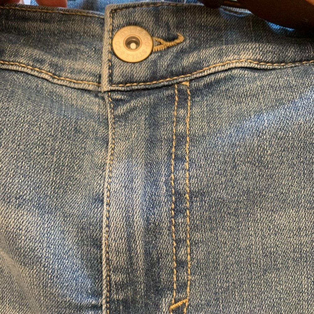 NWT Style & Co. Mid-Rise Denim Light Blue Distressed Belted Shorts size 12 - Picture 3 of 9